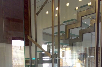 Stepped glass staircase 3